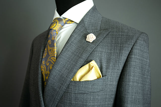 Anzug mit Krawatte und Einstecktuch
